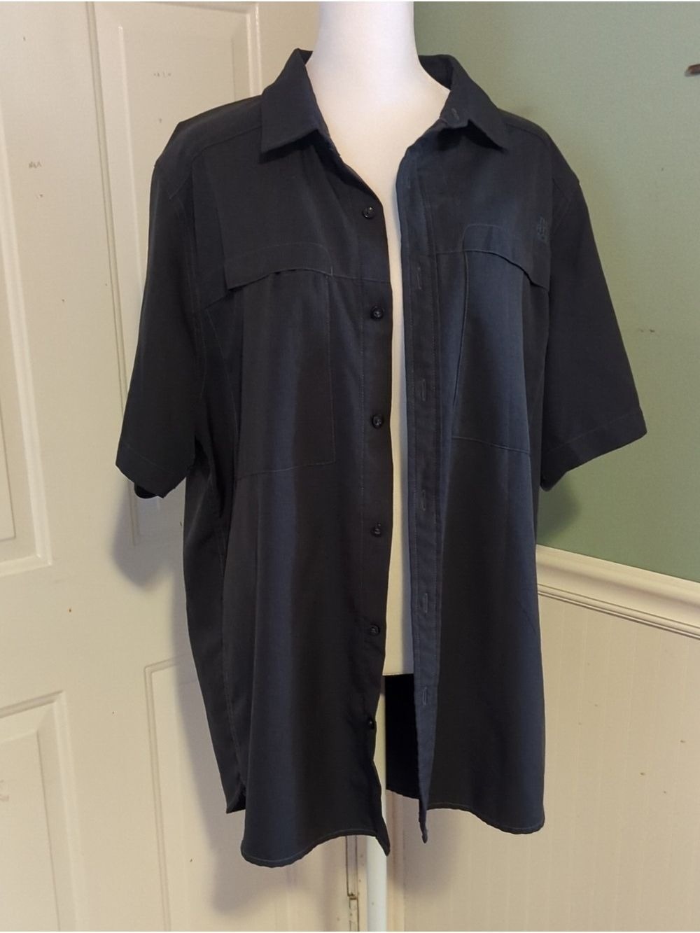 The North Face Black Collared Shirt Light Gray Mesh Lining Around Neck Large Men